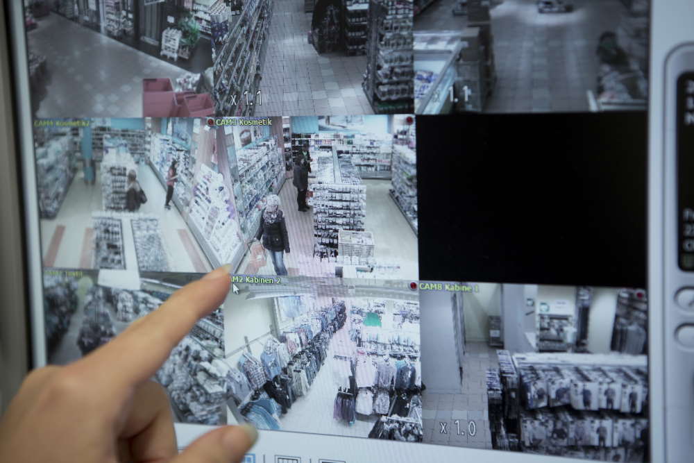 Images de caméras de surveillance dans un magasin.