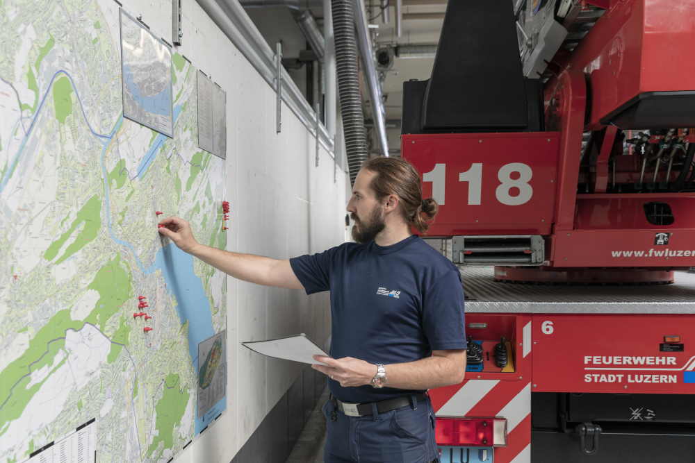 Un homme étudie une carte dans un garage de sapeurs-pompiers
