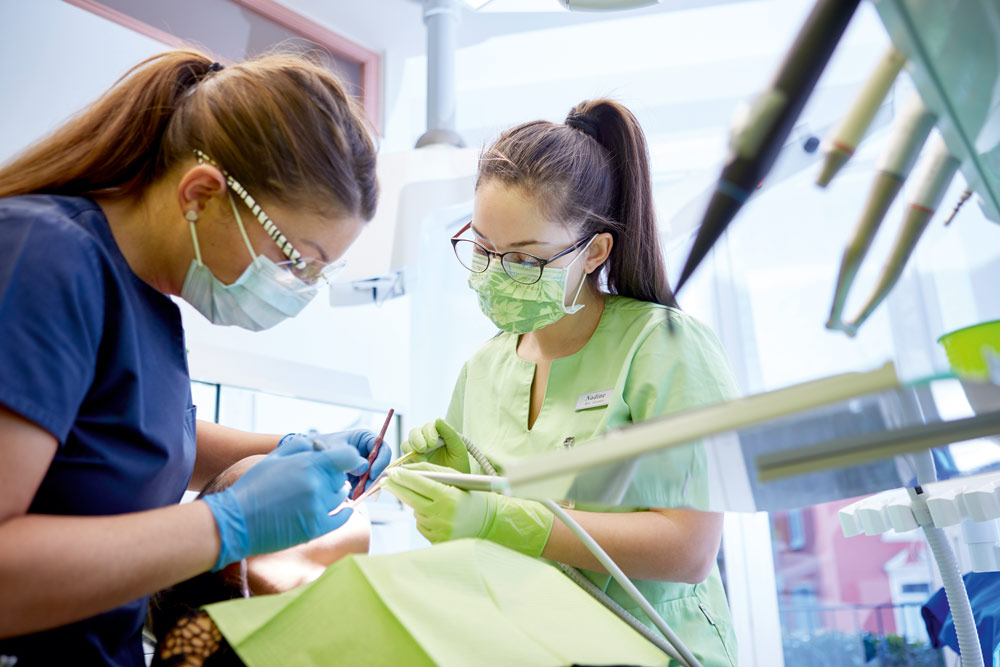 Assister la ou le médecin-dentiste