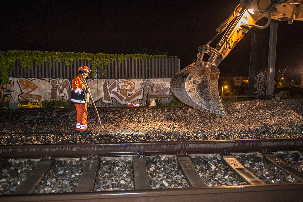 Verser et bourrer le ballast