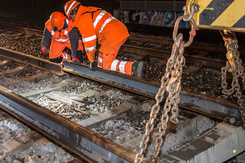 Déverser et répartir le ballast