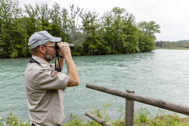 Un homme regarde l'horizon avec des jumelles