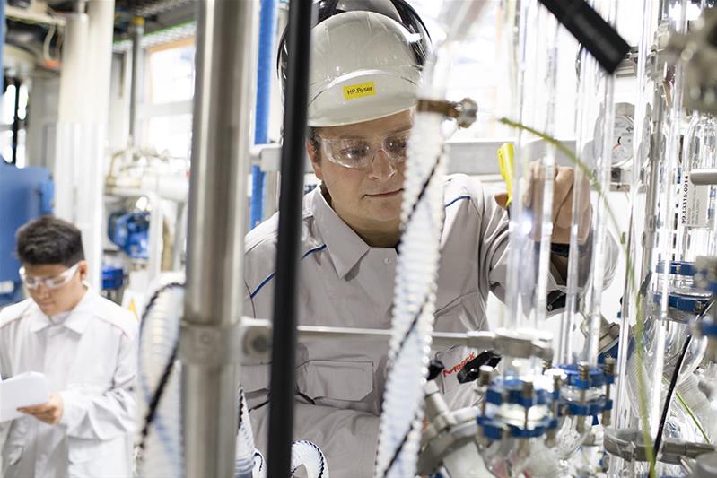 Agent en production chimique et pharmaceutique AFP / Agente en production chimique et pharmaceutique AFP