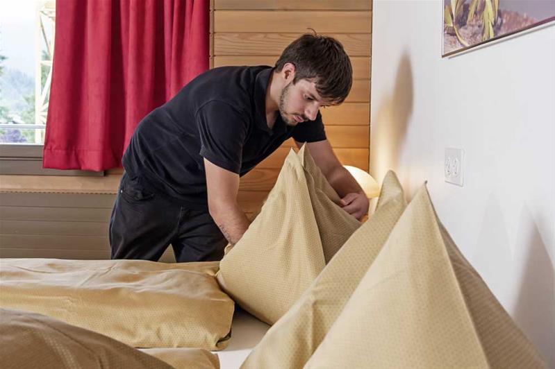 Employé en hôtellerie AFP / Employée en hôtellerie AFP