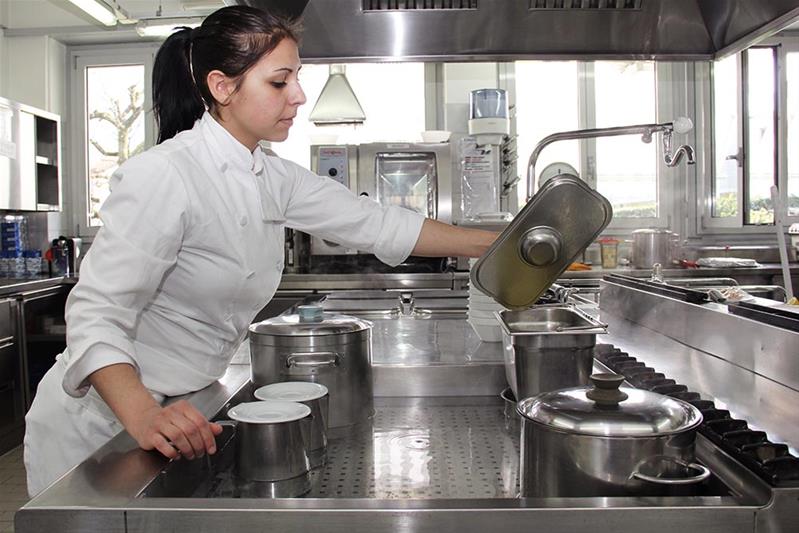 Employé en cuisine AFP / Employée en cuisine AFP