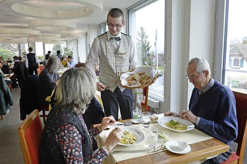Employé en restauration AFP / Employée en restauration AFP