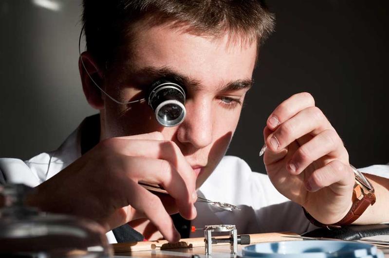 Opérateur en horlogerie AFP / Opératrice en horlogerie AFP