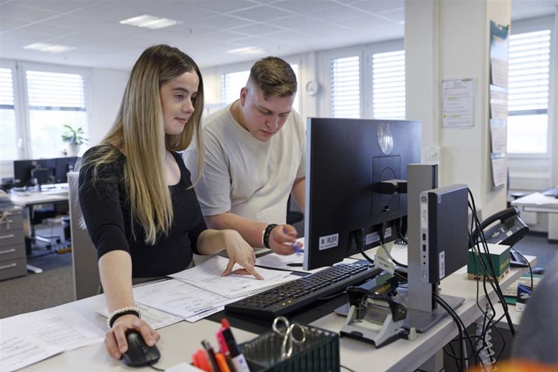 Employé de commerce AFP / Employée de commerce AFP