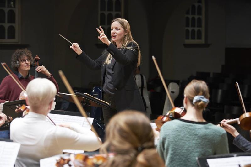 Clíodhna Ní Aodáin dirige un orchestre.