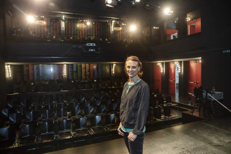 Judith Rohrbach se tient sur la scène du théâtre.