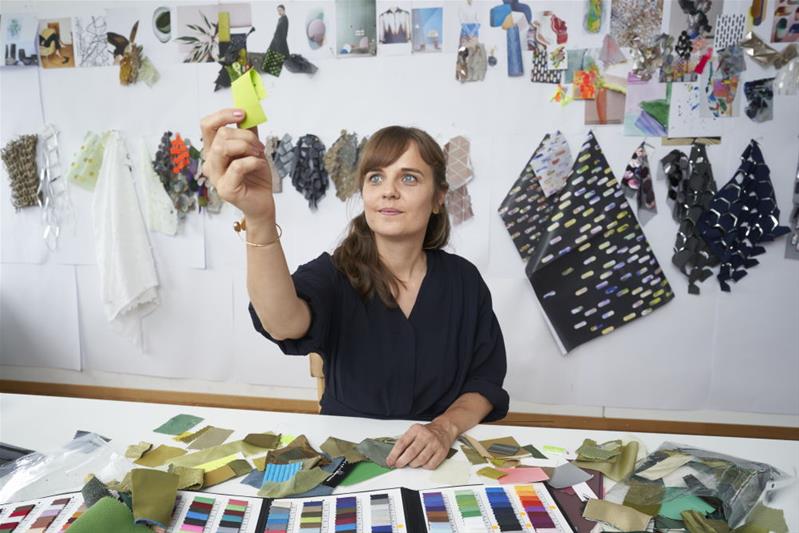 Judith Rölli regarde des tissus.