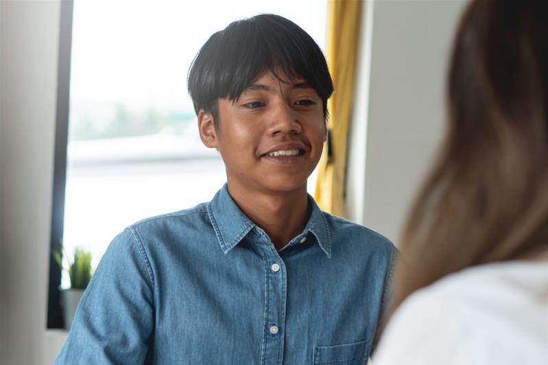 Un jeune homme passe un entretien d'embauche