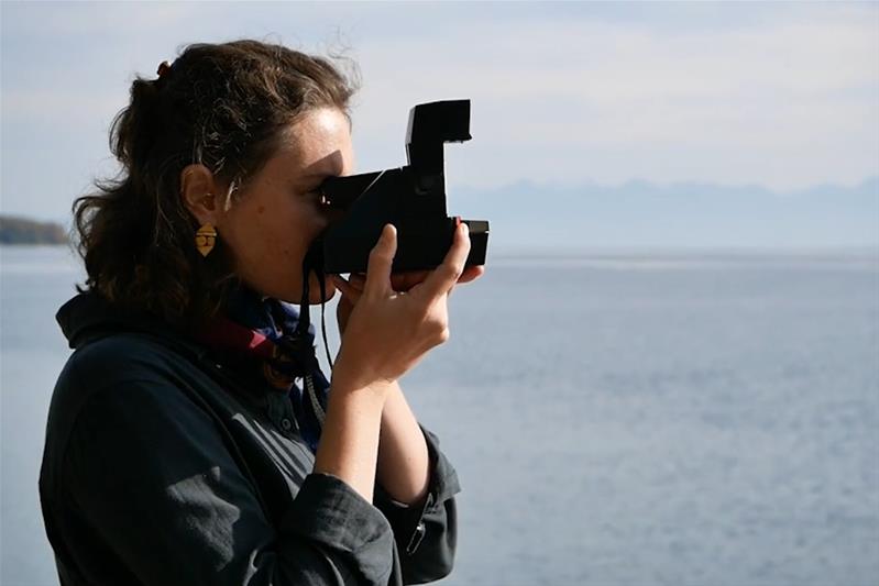 Une femme photographie un paysage.