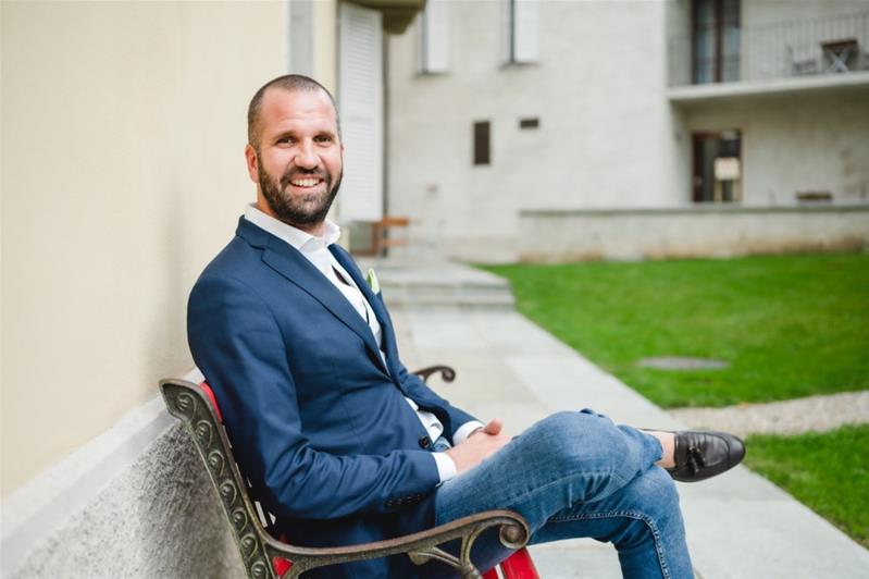 Lorenzo Steiger assis sur un banc