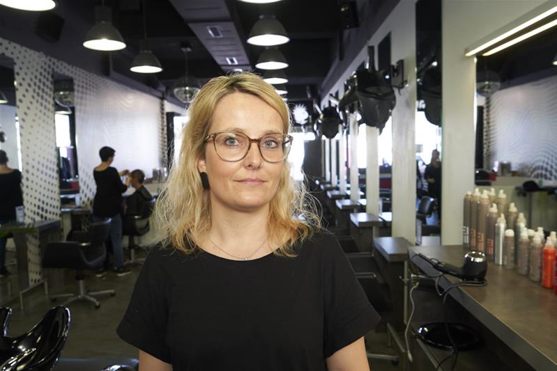 Kathrin Rohrer est dans son salon de coiffure