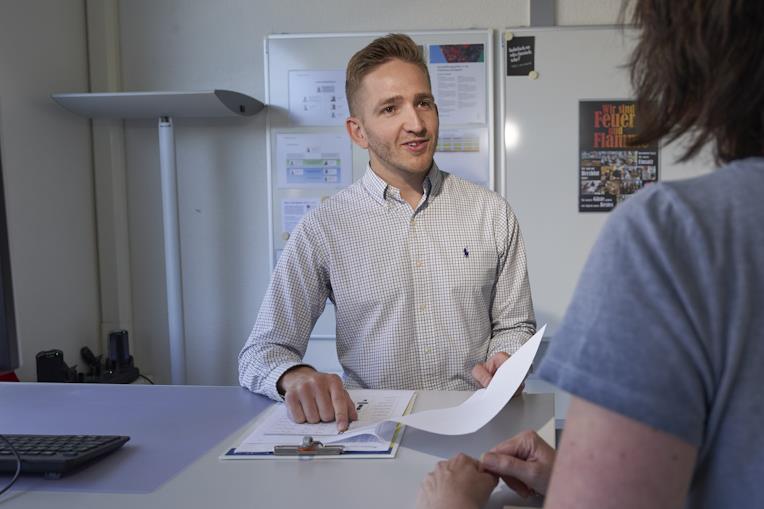 Aldo Waldvogel négocie avec une personne dans son bureau.