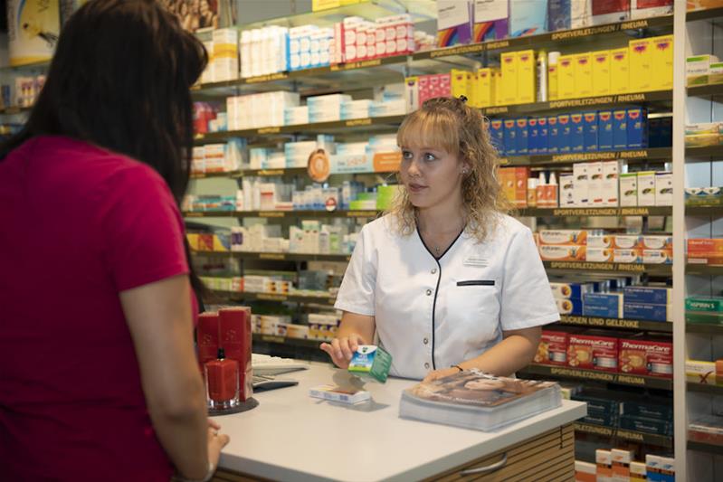 Sandra Jager conseille une cliente au comptoir.