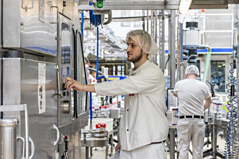 Un technicien règle une machine.