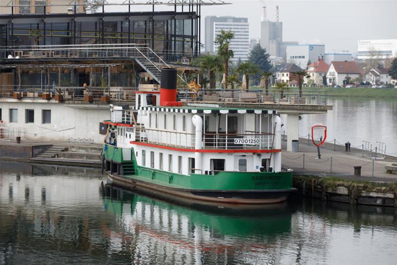 Un bateau est amarré sur une berge.