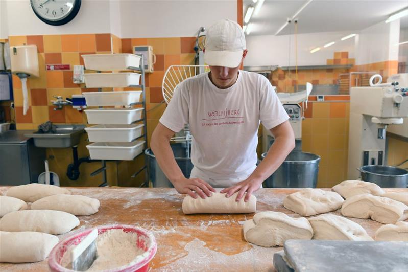 Un homme travaille de la pâte à pain.