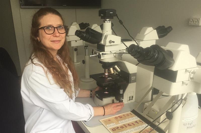 Irene Zühlke au laboratoire de l'institut de pathologie de la faculté Vetsuisse.