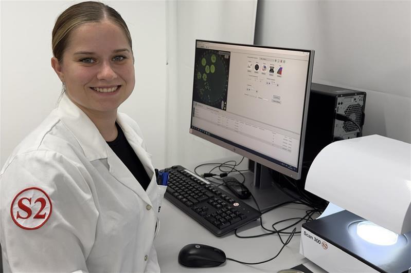 Flavia Huber à son poste de travail au laboratoire