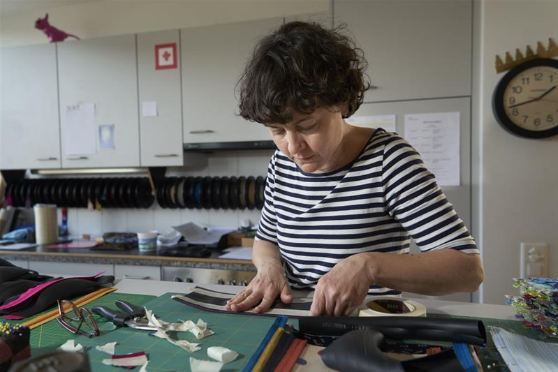 Une femme conçoit un produit textile dans son atelier.