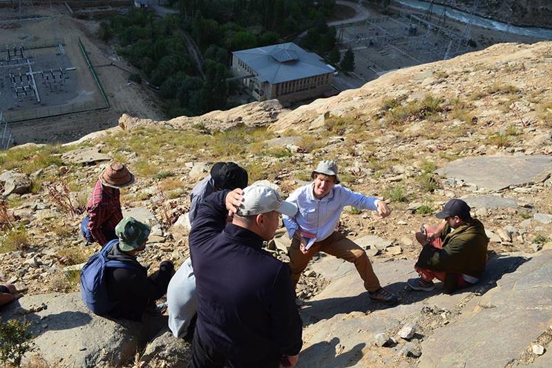 Thierry Bussard conseille un groupe de scientifiques au Tadjikistan