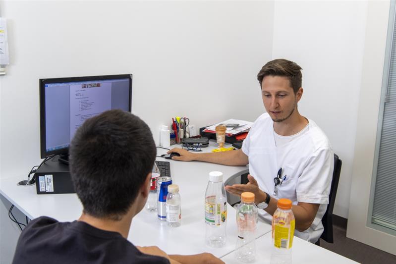 Damien Carrupt conseille un patient dans son bureau.