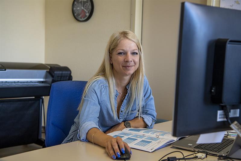 Mila Vukmirovic travaille dans son bureau à son ordinateur.