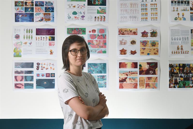 Marion Bareil se tient debout dans son entreprise