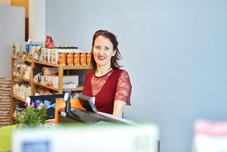 Michela De Benedetti se tient derrière le comptoir de son magasin Green Planet