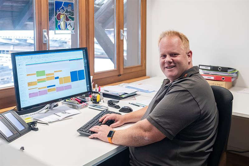 Philipp Bähler travaille dans son bureau pour les tâches liées à la gestion de l'entreprise.